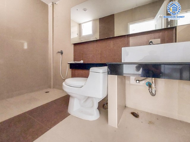 บ้านเดี่ยวมือสอง ม.โมเดิร์นทาวน์  เอกชัย46 เนื้อที่กว่า 18.8 ตร.ว. ฟังก์ชันครบ 4 ห้องนอน 4 ห้องน้ำ 3 ที่จอดรถ บนทำเลเดินทางสะดวก เข้าสู่ใจกลางเมืองได้อย่างสะดวกสบายเชื่อมต่อทวีวัฒนา, ถนนพุทธมณฑลสาย3, ถนนเพชรเกษม ใกล้รถไฟฟ้าสายสีน้ำเงิน "สถานีภาษีเจริญ"